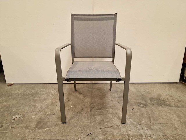 2 x garden prestige - alu stapelstoel firenze met armleuning warm grijs - afbeelding 4 van  5