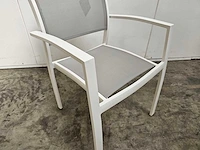 2 x garden prestige - alu stapelstoel namur met armleuning wit - lichtgrijs - afbeelding 4 van  4