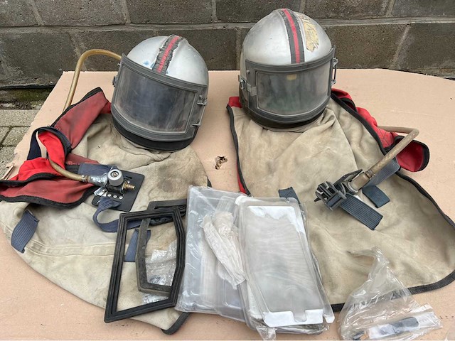 2 x helm met toebehoren - afbeelding 1 van  2