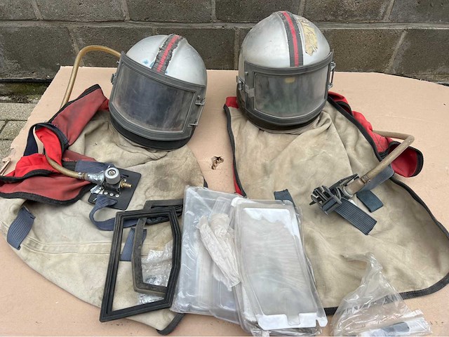 2 x helm met toebehoren - afbeelding 2 van  2