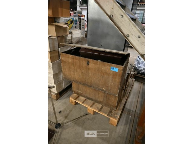 2 x houten kist met muziekstandaards - afbeelding 1 van  5