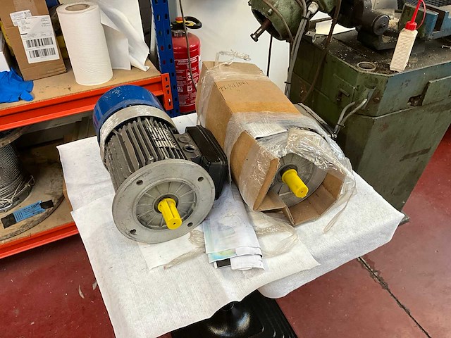 2 x motor mgm bada 90 l2 8b5 - 3000/750t - afbeelding 1 van  3