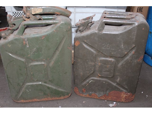2 x oude leger jerrycan - afbeelding 1 van  1