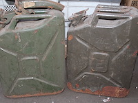 2 x oude leger jerrycan - afbeelding 1 van  1