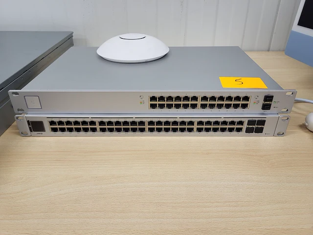 2 x unify switch + access point - afbeelding 1 van  5