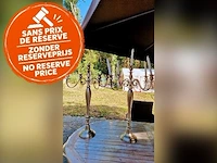 2 zilverkleurige kandelaar