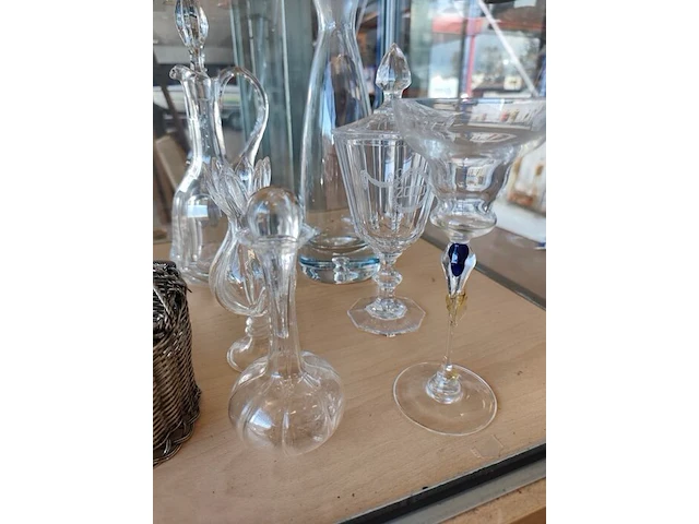 2 zuilkandelaars met acryl middenstuk, decoratief beeldje van een chinese terracotta krijger, 6 glazen flessenstoppen, karafstop medusa hoofd versace, glazen geribbelde vaas op voet, 3 decoratieve stenen eieren, verzilverde draadmand met handvat, 2 glazen - afbeelding 5 van  13