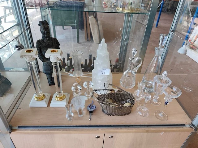 2 zuilkandelaars met acryl middenstuk, decoratief beeldje van een chinese terracotta krijger, 6 glazen flessenstoppen, karafstop medusa hoofd versace, glazen geribbelde vaas op voet, 3 decoratieve stenen eieren, verzilverde draadmand met handvat, 2 glazen - afbeelding 1 van  13
