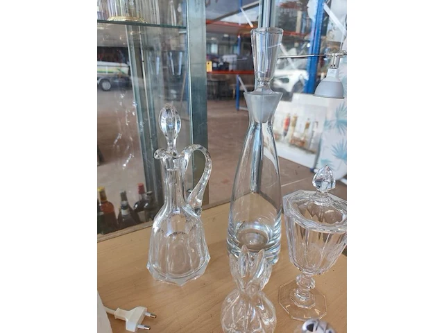 2 zuilkandelaars met acryl middenstuk, decoratief beeldje van een chinese terracotta krijger, 6 glazen flessenstoppen, karafstop medusa hoofd versace, glazen geribbelde vaas op voet, 3 decoratieve stenen eieren, verzilverde draadmand met handvat, 2 glazen - afbeelding 7 van  13