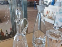 2 zuilkandelaars met acryl middenstuk, decoratief beeldje van een chinese terracotta krijger, 6 glazen flessenstoppen, karafstop medusa hoofd versace, glazen geribbelde vaas op voet, 3 decoratieve stenen eieren, verzilverde draadmand met handvat, 2 glazen - afbeelding 7 van  13