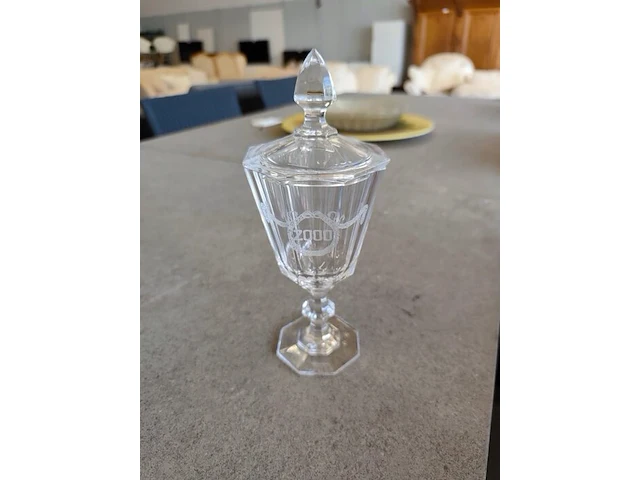 2 zuilkandelaars met acryl middenstuk, decoratief beeldje van een chinese terracotta krijger, 6 glazen flessenstoppen, karafstop medusa hoofd versace, glazen geribbelde vaas op voet, 3 decoratieve stenen eieren, verzilverde draadmand met handvat, 2 glazen - afbeelding 8 van  13