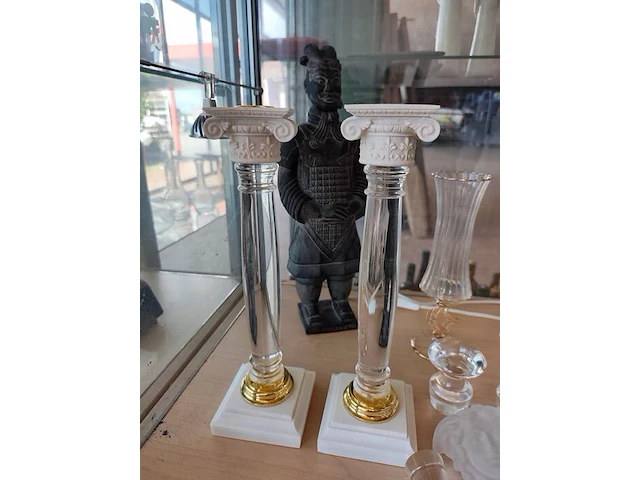2 zuilkandelaars met acryl middenstuk, decoratief beeldje van een chinese terracotta krijger, 6 glazen flessenstoppen, karafstop medusa hoofd versace, glazen geribbelde vaas op voet, 3 decoratieve stenen eieren, verzilverde draadmand met handvat, 2 glazen - afbeelding 10 van  13