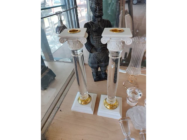 2 zuilkandelaars met acryl middenstuk, decoratief beeldje van een chinese terracotta krijger, 6 glazen flessenstoppen, karafstop medusa hoofd versace, glazen geribbelde vaas op voet, 3 decoratieve stenen eieren, verzilverde draadmand met handvat, 2 glazen - afbeelding 11 van  13