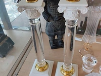 2 zuilkandelaars met acryl middenstuk, decoratief beeldje van een chinese terracotta krijger, 6 glazen flessenstoppen, karafstop medusa hoofd versace, glazen geribbelde vaas op voet, 3 decoratieve stenen eieren, verzilverde draadmand met handvat, 2 glazen - afbeelding 11 van  13