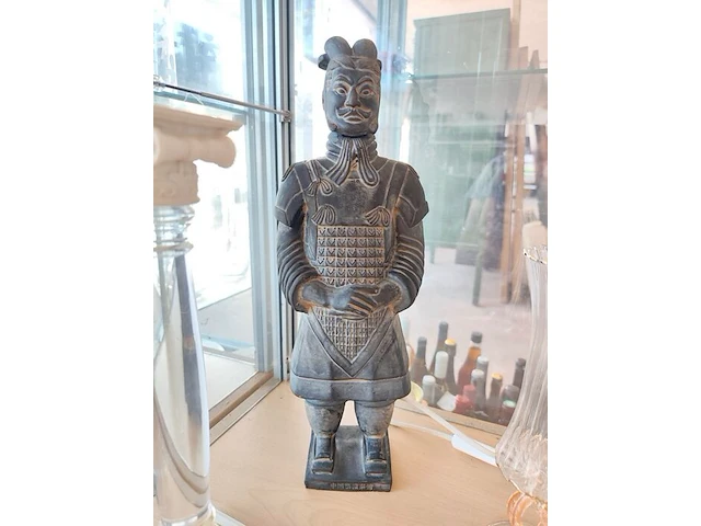 2 zuilkandelaars met acryl middenstuk, decoratief beeldje van een chinese terracotta krijger, 6 glazen flessenstoppen, karafstop medusa hoofd versace, glazen geribbelde vaas op voet, 3 decoratieve stenen eieren, verzilverde draadmand met handvat, 2 glazen - afbeelding 12 van  13