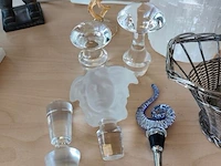 2 zuilkandelaars met acryl middenstuk, decoratief beeldje van een chinese terracotta krijger, 6 glazen flessenstoppen, karafstop medusa hoofd versace, glazen geribbelde vaas op voet, 3 decoratieve stenen eieren, verzilverde draadmand met handvat, 2 glazen - afbeelding 13 van  13