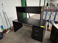 2 zwarte bureautafels waaronder één met ladenblok - afbeelding 1 van  4