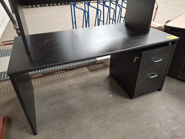 2 zwarte bureautafels waaronder één met ladenblok - afbeelding 2 van  4
