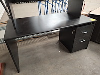 2 zwarte bureautafels waaronder één met ladenblok - afbeelding 2 van  4