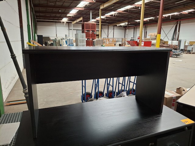 2 zwarte bureautafels waaronder één met ladenblok - afbeelding 3 van  4