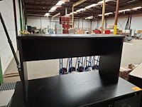 2 zwarte bureautafels waaronder één met ladenblok - afbeelding 3 van  4