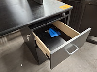 2 zwarte bureautafels waaronder één met ladenblok - afbeelding 4 van  4