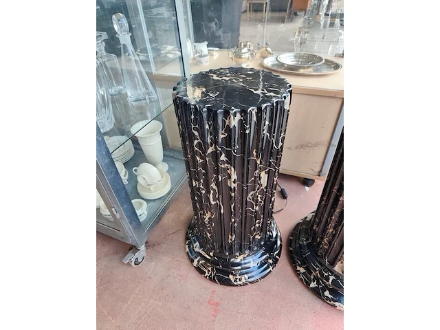 2 zwarte marmer imitatie interieurzuilen ca. 75 cm hoog - afbeelding 3 van  4