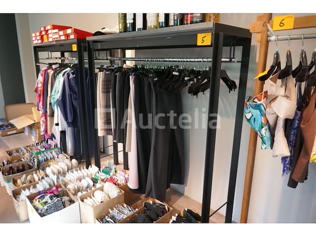 2 zwartmetalen kledijrekken - afbeelding 1 van  4