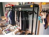 2 zwartmetalen kledijrekken