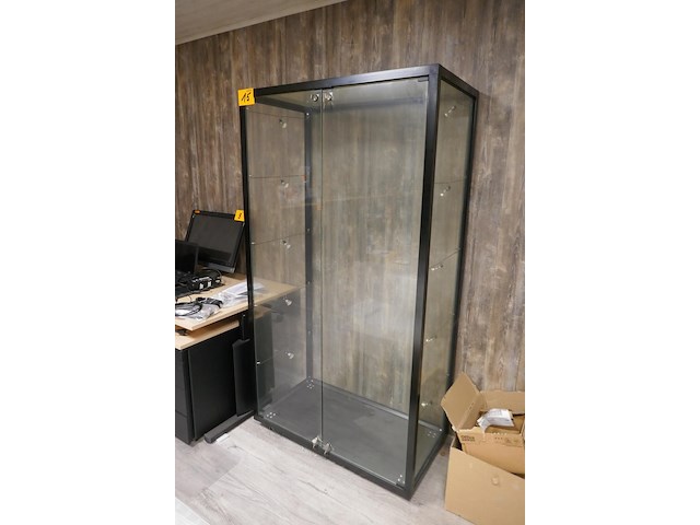 2 zwartmetalen vitrinekasten - afbeelding 1 van  4