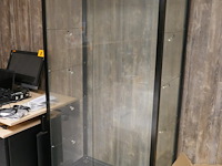 2 zwartmetalen vitrinekasten