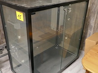 2 zwartmetalen vitrinekasten - afbeelding 2 van  4