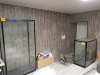 2 zwartmetalen vitrinekasten - afbeelding 3 van  4