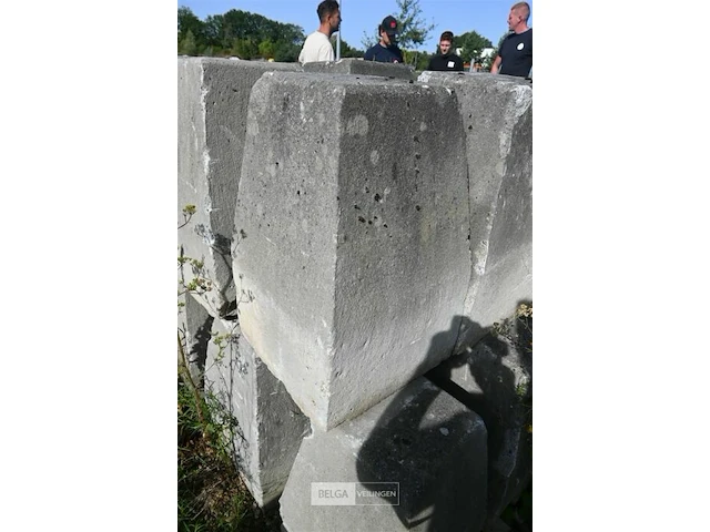 ± 20 betonnen blokken - afbeelding 5 van  5