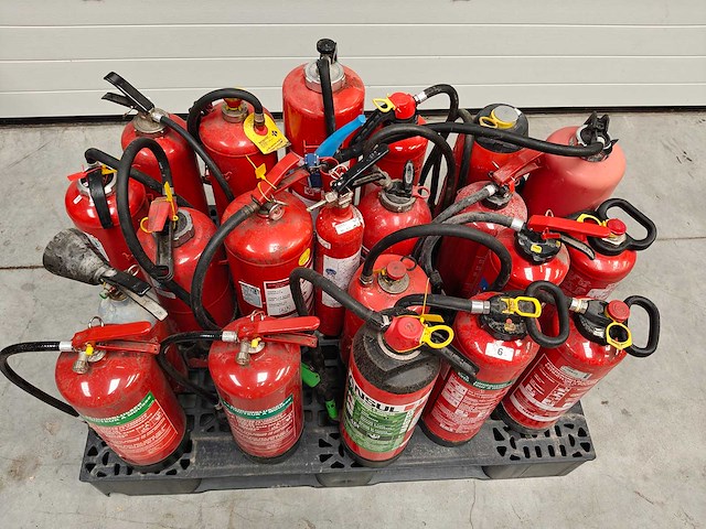 20 diverse brandblussers op pallet - afbeelding 2 van  8
