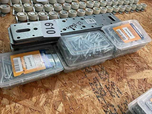 20 hout verbinders en doosjes nagels - afbeelding 4 van  5