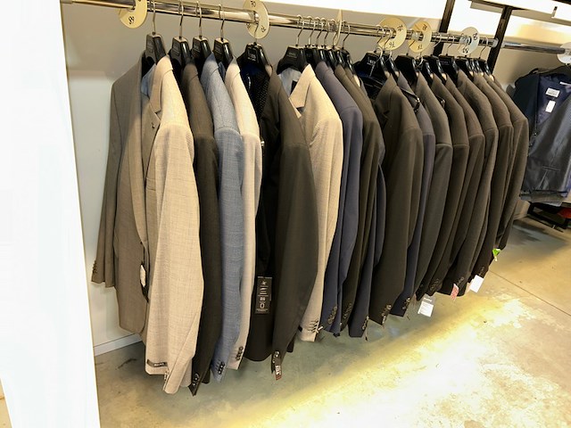 20 kostuums - afbeelding 1 van  8