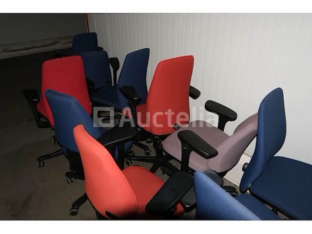 20 ongelijke stoelen en fauteuils - afbeelding 1 van  6