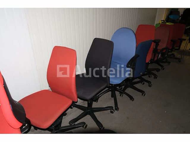 20 ongelijke stoelen en fauteuils - afbeelding 2 van  6