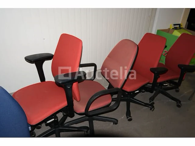 20 ongelijke stoelen en fauteuils - afbeelding 3 van  6