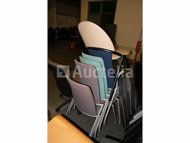 20 ongelijke stoelen - afbeelding 1 van  7