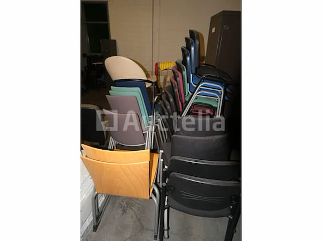 20 ongelijke stoelen - afbeelding 3 van  7