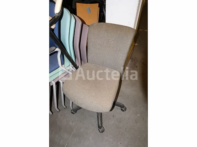 20 ongelijke stoelen - afbeelding 4 van  7