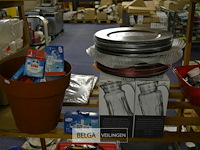 ±20 wc eend, 200 onderleggers, 4 glazen inschenkkannen,div soorten plastieken borden