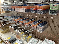200 doosjes met schroef ogen en nagels - afbeelding 1 van  8