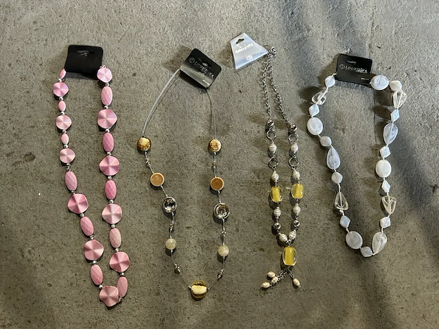 200 kettingen, 30 horloges, 15 handtassen - afbeelding 2 van  8