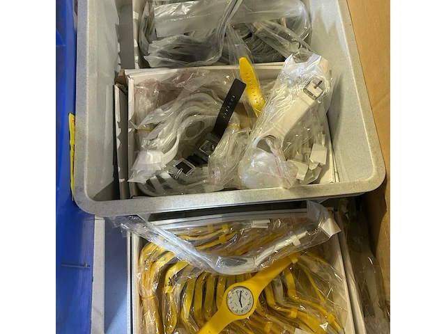 200 kettingen, 30 horloges, 15 handtassen - afbeelding 6 van  8