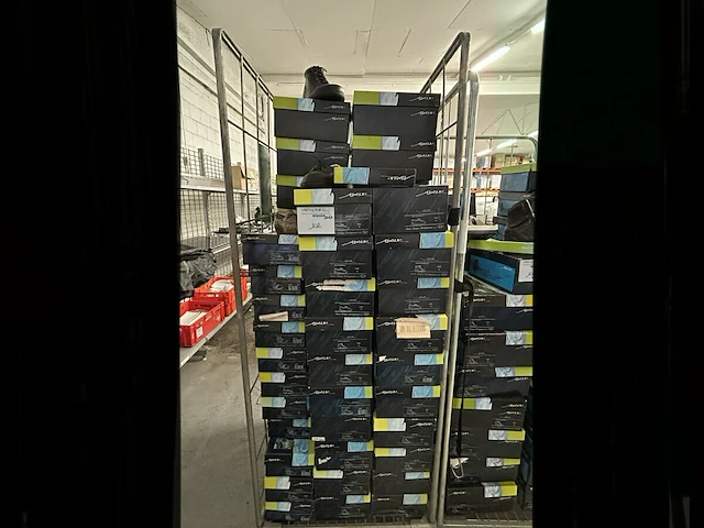 200 kettingen, 30 horloges, 15 handtassen - afbeelding 8 van  8