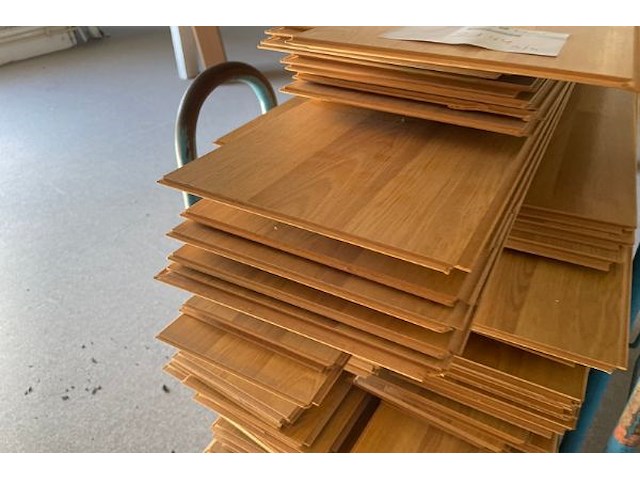 200 planken laminaat van uitbraak - afbeelding 2 van  5