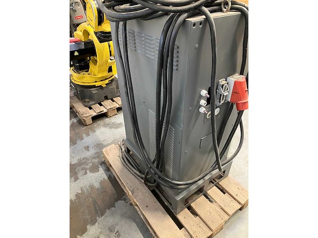 2000 - fanuc s-430i f welding robot - afbeelding 8 van  23